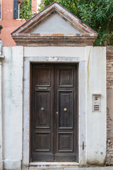 Fototapeta na wymiar door in old house