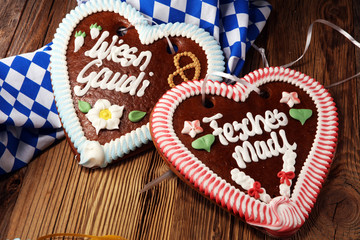 Obraz premium original bavarian Oktoberfest gingerbread heart on wood