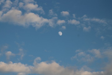 Lune et nuages.