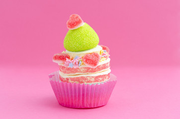 Marshmallow Muffin auf rosanem Hintergrund