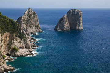 Famosi faraglioni dell'isola di Capri in Campania, Italia