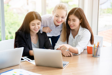 Foreign women entrepreneurs are coaching, strategically working through the laptop. Marketing Plan in the Digital World 4.0-5.0. Work that is understandable and quick will make a business successful.