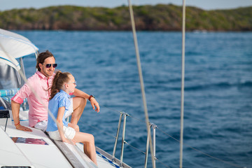 Obraz premium Family on board of sailing yacht