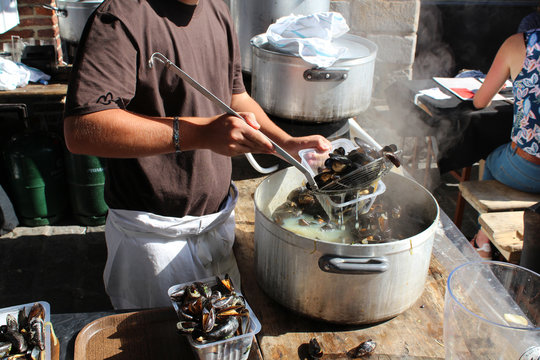 Lille (France) - Moules &agrave; la Braderie de Lille