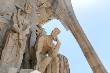 Fototapeta premium Pomnik na fasadzie kościoła Sagrada Familia w Barcelonie, Hiszpania