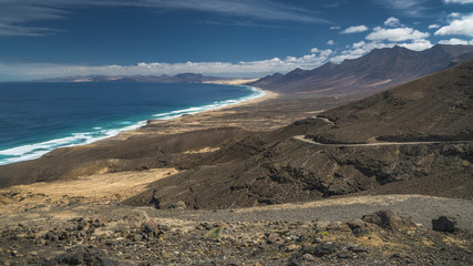 Küstenblick von oben auf Strand, Küstenstrasse und Meer