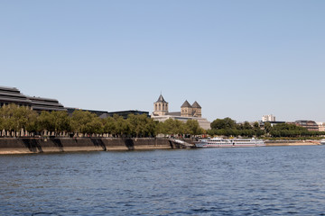 Obraz premium natürlich gestaltetes rhein ufer fotografiert während einer sightseeing bootstour auf dem rhein in köln deutschland