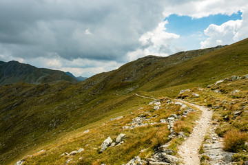 Einsamer Pfad in den österreichischen Alpen am karnischen Höhenweg