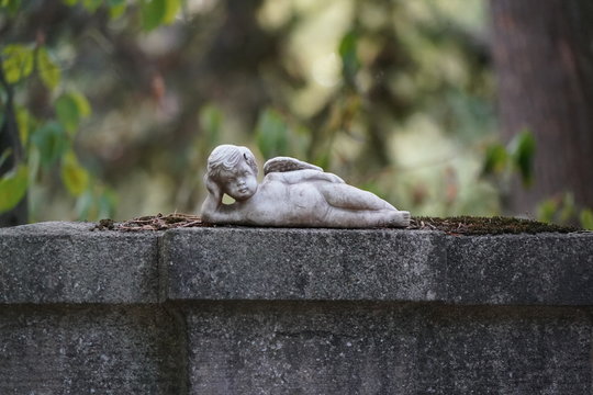 Liegende Putte auf Grabmal