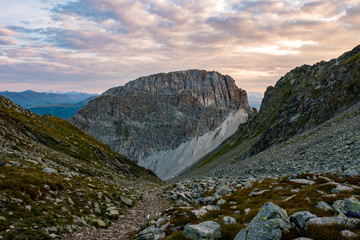 Idyllisches Tal im Gebirge in Österreich während dem Sonnenaufgang