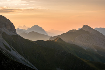 Farbenprächtiger Sonnenaufgang in den österreichischen Dolomiten