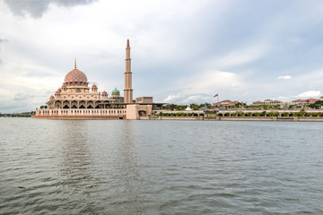 Fototapeta na wymiar Pink color Putrajaya mosque surrounded by water at Putra Jaya city, the Malaysian Federal Territory administrative city