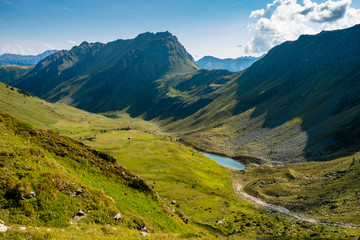 Idyllisches Hochgebirgstal in den österreichischen Bergen mit türkisblauem Bergsee