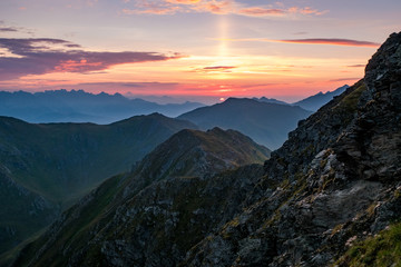 Naklejka na ściany i meble Stimmungsvoller Sonnenaufgang in den Bergen Österreichs mit Nebel in den Tälern