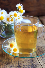 Kamillentee mit Kamillenblüten