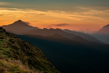 Farbenprächtiger Sonnenaufgang in den österreichischen Dolomiten nahe der italienischen Grenze
