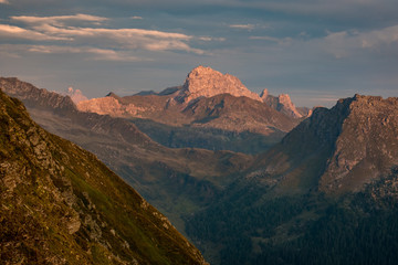 Gipfel in den Dolomiten im morgendlichen Sonnenlicht