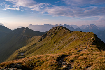 Malerischer Bergrücken in den österreichischen Dolomiten