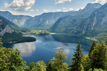 Fototapeta na wymiar Beautiful Hallstatter lake in Austrian Alps with top mountain landscape.