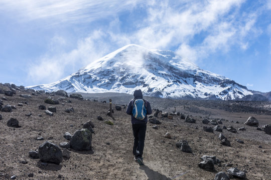 Voyageur devant le volcan Chimborazo, Équateur