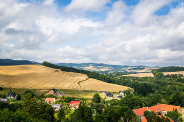 Krajobraz widoczny z zamkowego wzgórza w miejscowości Bolków, Polska © Senatorek