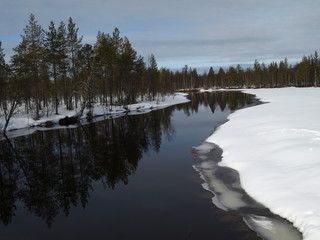 Ruhiger Flusslauf im verschneiten Finnland
