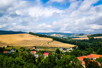 Krajobraz widoczny z zamkowego wzgórza w miejscowości Bolków, Polska © Senatorek