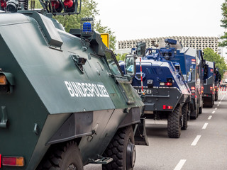 Panzerwagen und Wasserwerfer der Bundespolizei im Einsatz
