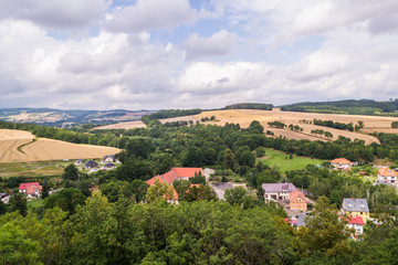 Krajobraz widoczny z zamkowego wzgórza w miejscowości Bolków, Polska © Senatorek