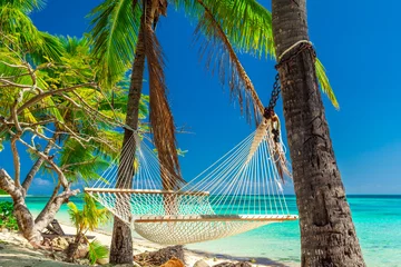 Crédence de cuisine en verre imprimé Plage tropicale Empty hammock in the shade of palm trees, Fiji Islands