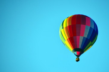 bunter Heißluftballon in blauem Himmel
