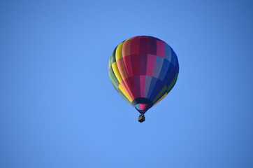 bunter Heißluftballon in blauem Himmel