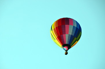 Fototapeta premium bunter Heißluftballon in blauem Himmel