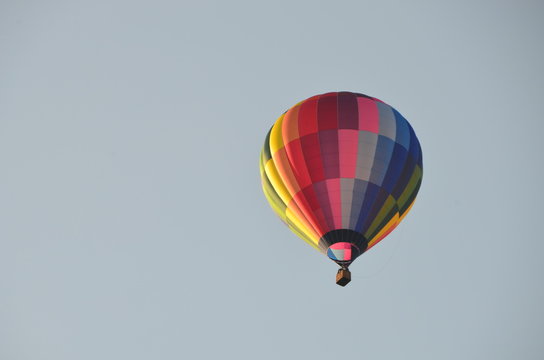 bunter Hei&szlig;luftballon in blauem Himmel