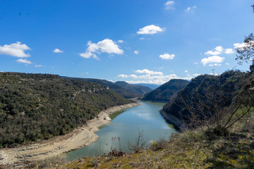 Fototapeta na wymiar Pantano de Sau con un precioso cielo, Cataluña, España