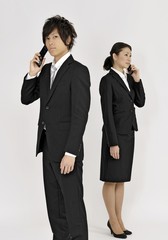 電話するビジネスマンたち