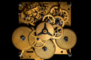 Draufsicht, Horologie Uhrwerk mechanisch alt aus Messing, Zahnräder vor Schwarz