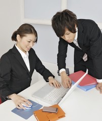 パソコンワークをこなすビジネスマンたち