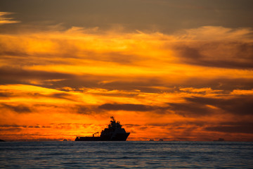 Ein Arbeitsschiff im norwegischen Atlantik fährt vor Sonnenuntergang