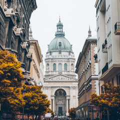 stadsgezicht van de oude kerk van Boedapest in het centrum. de herfst komt eraan
