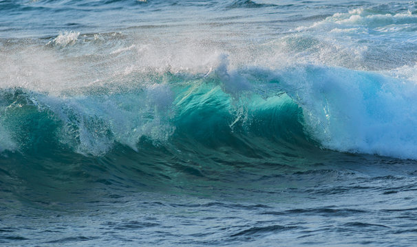 details of breaking hawaiian waves