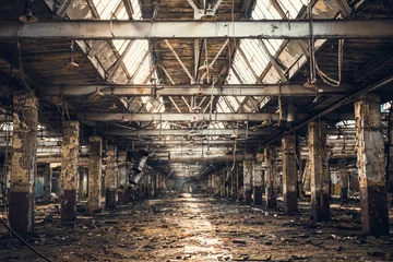 Foto op Plexiglas Verlaten verwoest industrieel magazijn of fabrieksgebouw binnen, gangzicht met perspectief, ruïnes en sloopconcept © DedMityay