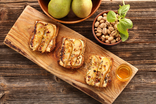 Grilled Blue Cheese Sandwich With Pears Pistachios And Honey