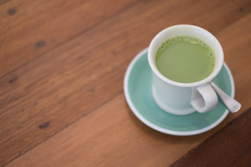 Obraz premium hot matcha green tea on wooden table