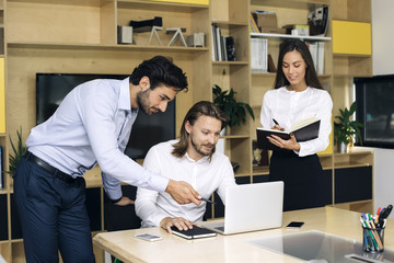 Obraz premium Young busimesspeople working in modern office