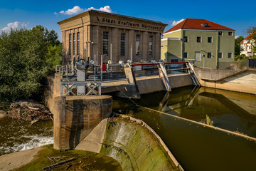 Denkmalgeschützte Industriearchitektur: Historisches Laufwasserkraftwerk an der Stadtbrücke in Nürtingen