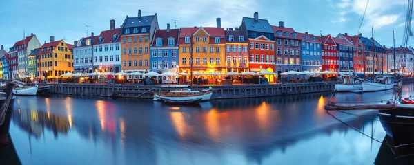 Foto op Plexiglas Panorama van de noordkant van Nyhavn met kleurrijke gevels van oude huizen en oude schepen in de oude binnenstad van Kopenhagen, de hoofdstad van Denemarken. © Kavalenkava