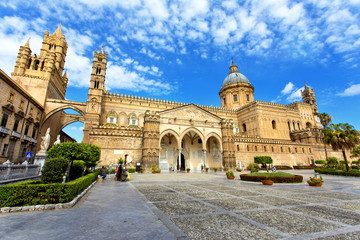 Vue de la façade de la cathédrale de Palerme