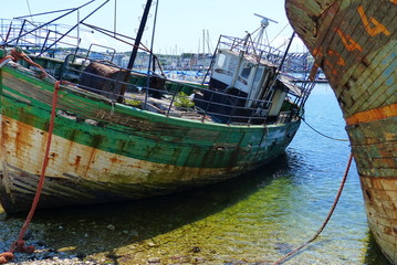 Fototapeta na wymiar Bretagne bateaux epaves