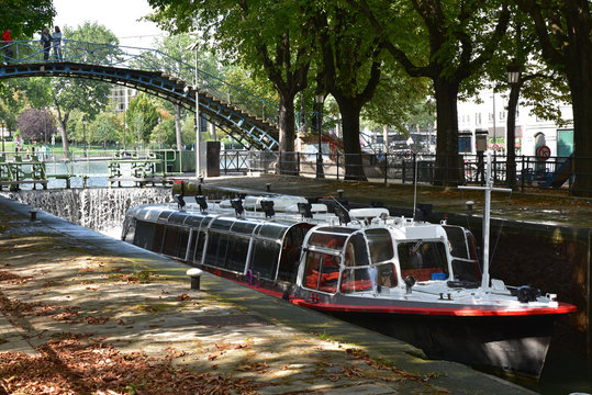 Passage d'une écluse sur le canal Saint-Martin à Paris, France